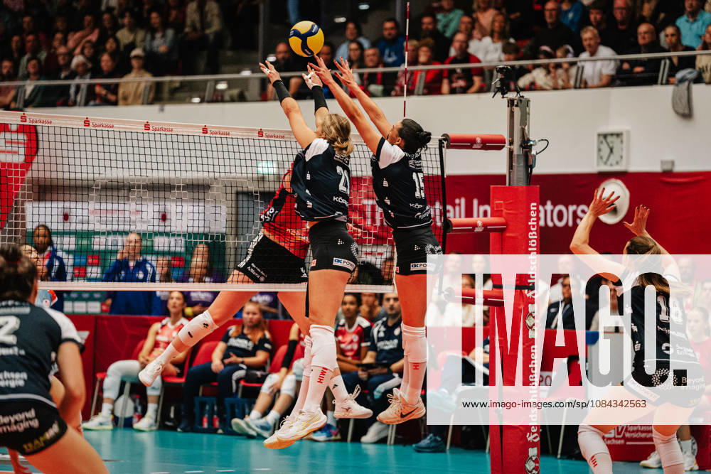 Im Bild: erfolgreicher Block durch Maia Dvoracek (15, Dresdner SC) und Monique Strubbe (21, Dresdner SC) 10.10.2026, Dresdner SC - Allianz MTV Stuttgart, DEKRA 1. Bundesliga Frauen, Volleyball, Deutschland, Dresden, Cyberport Arena