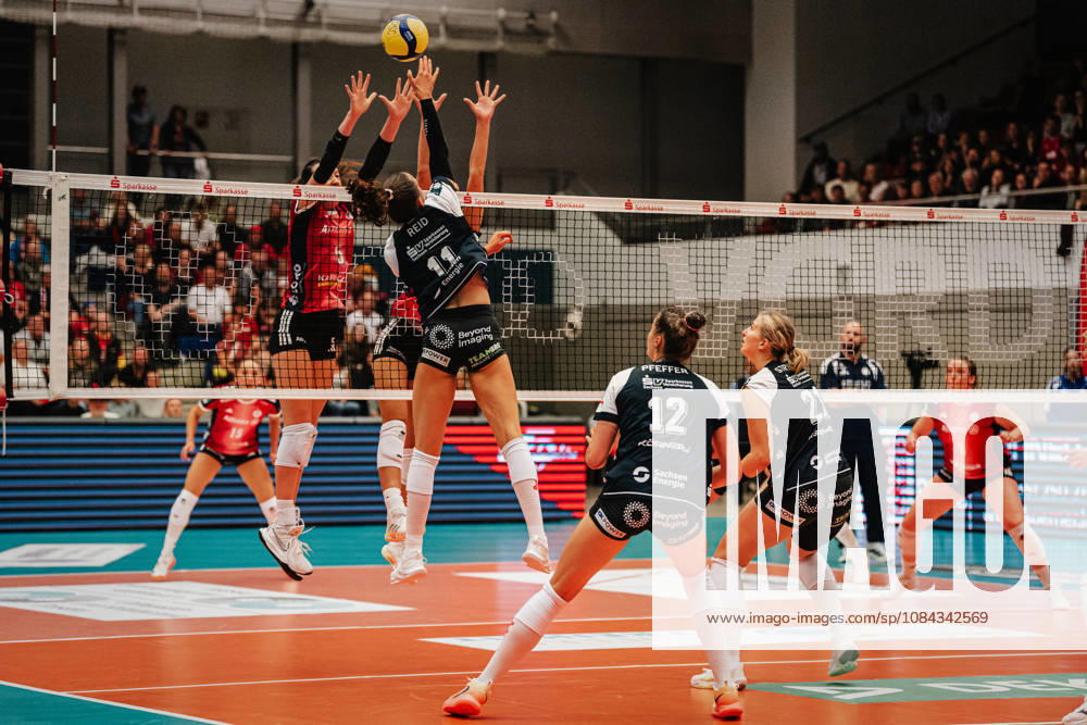 Im Bild: Rylen Reid (11, Dresdner SC) versucht den Ball noch über das Netz zu bekommen 10.10.2026, Dresdner SC - Allianz MTV Stuttgart, DEKRA 1. Bundesliga Frauen, Volleyball, Deutschland, Dresden, Cyberport Arena