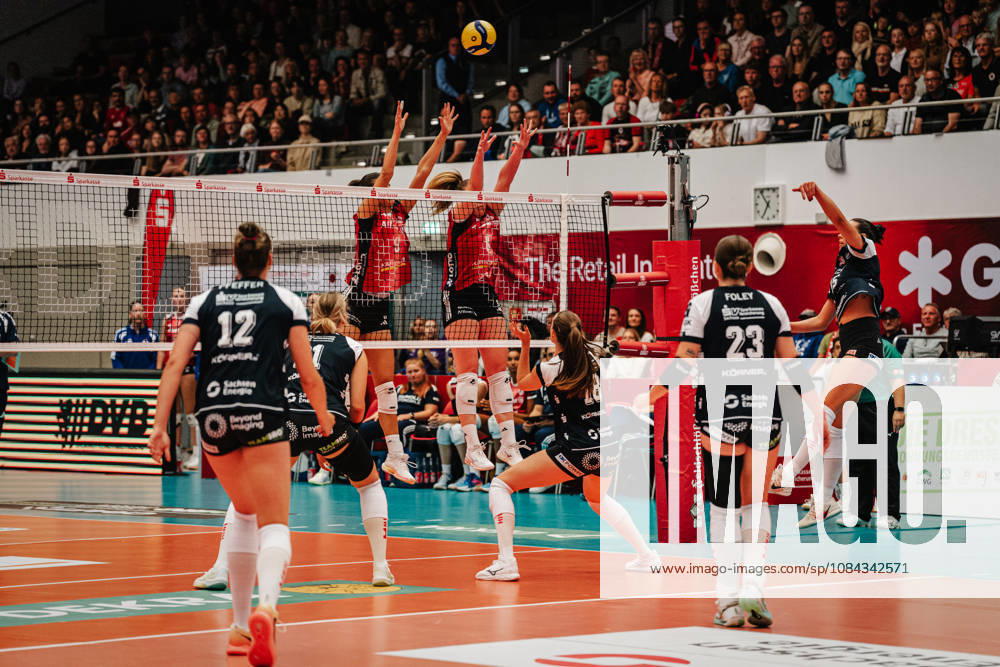 Im Bild: Anna Koulberg (9, MTV Stuttgart) und Eleanor Holthaus (8, MTV Stuttgart) blocken den Ball 10.10.2026, Dresdner SC - Allianz MTV Stuttgart, DEKRA 1. Bundesliga Frauen, Volleyball, Deutschland, Dresden, Cyberport Arena
