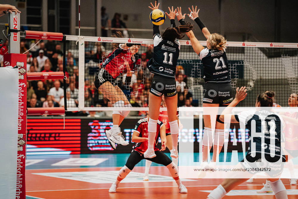 Im Bild: Rylen Reid (11, Dresdner SC) und Monique Strubbe (21, Dresdner SC) blocken den Ball 10.10.2026, Dresdner SC - Allianz MTV Stuttgart, DEKRA 1. Bundesliga Frauen, Volleyball, Deutschland, Dresden, Cyberport Arena