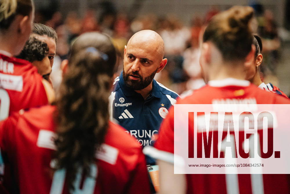 Im Bild: Trainer Konstantin Bitter (MTV Stuttgart) bei der Teambesprechung 10.10.2026, Dresdner SC - Allianz MTV Stuttgart, DEKRA 1. Bundesliga Frauen, Volleyball, Deutschland, Dresden, Cyberport Arena
