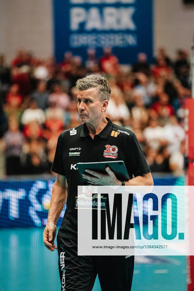 Im Bild: Trainer Alexander Waibl (Dresdner SC) 10.10.2026, Dresdner SC - Allianz MTV Stuttgart, DEKRA 1. Bundesliga Frauen, Volleyball, Deutschland, Dresden, Cyberport Arena