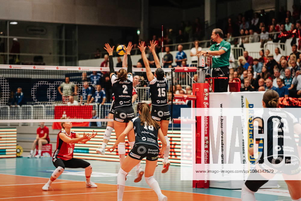 Im Bild: Raeven Chase (2, Dresdner SC) und Maia Dvoracek (15, Dresdner SC) blocken den Ball 10.10.2026, Dresdner SC - Allianz MTV Stuttgart, DEKRA 1. Bundesliga Frauen, Volleyball, Deutschland, Dresden, Cyberport Arena