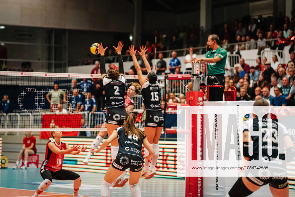 Im Bild: Raeven Chase (2, Dresdner SC) und Maia Dvoracek (15, Dresdner SC) blocken den Ball 10.10.2026, Dresdner SC - Allianz MTV Stuttgart, DEKRA 1. Bundesliga Frauen, Volleyball, Deutschland, Dresden, Cyberport Arena