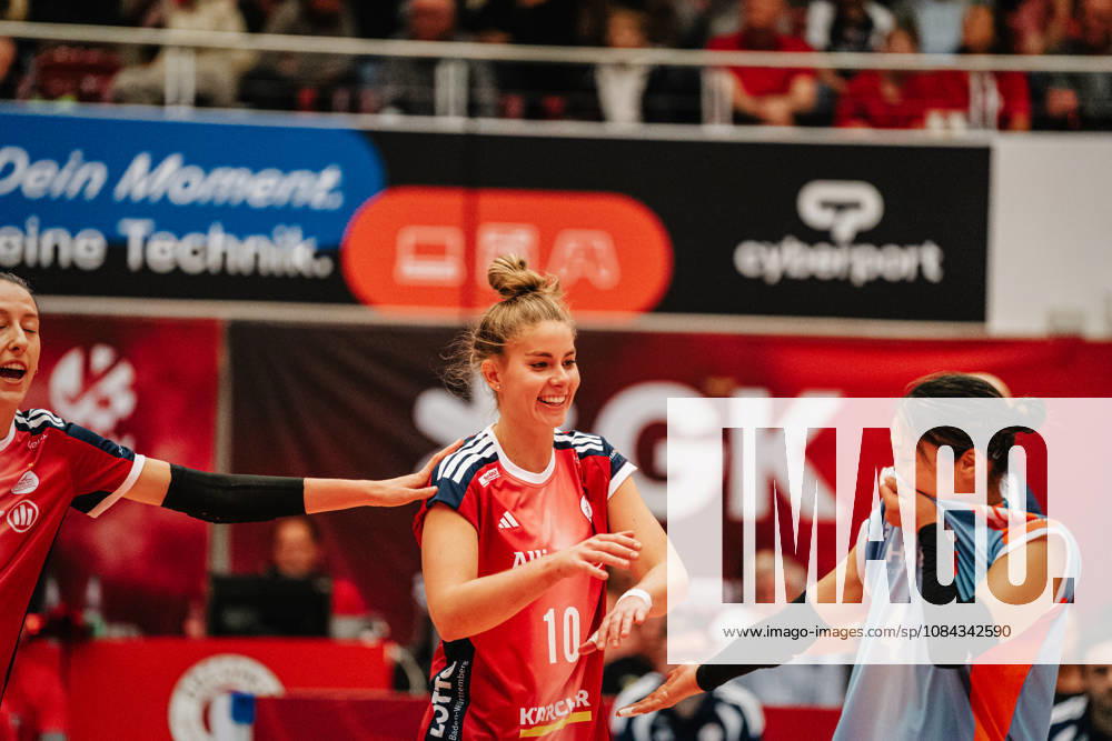Im Bild: Pia Kästner (10, MTV Stuttgart) klatscht mit Yurika Bamba (4, MTV Stuttgart) ab 10.10.2026, Dresdner SC - Allianz MTV Stuttgart, DEKRA 1. Bundesliga Frauen, Volleyball, Deutschland, Dresden, Cyberport Arena