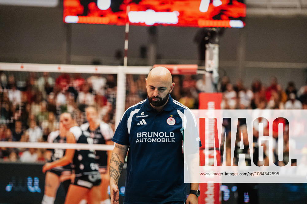 Im Bild: Trainer Konstantin Bitter (MTV Stuttgart) 10.10.2026, Dresdner SC - Allianz MTV Stuttgart, DEKRA 1. Bundesliga Frauen, Volleyball, Deutschland, Dresden, Cyberport Arena
