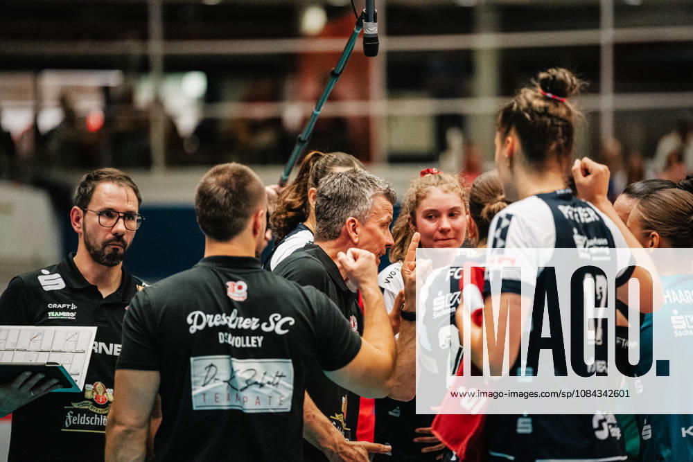 Im Bild: Trainer Alexander Waibl (Dresdner SC) 10.10.2026, Dresdner SC - Allianz MTV Stuttgart, DEKRA 1. Bundesliga Frauen, Volleyball, Deutschland, Dresden, Cyberport Arena