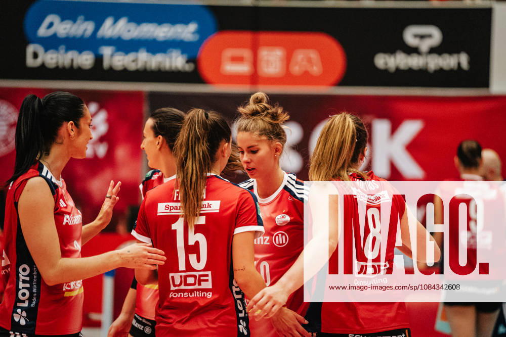 Im Bild: Karolina FriÄova (15, MTV Stuttgart), Pia Kästner (10, MTV Stuttgart) und Eleanor Holthaus (8, MTV Stuttgart) 10.10.2026, Dresdner SC - Allianz MTV Stuttgart, DEKRA 1. Bundesliga Frauen, Volleyball, Deutschland, Dresden, Cyberport Arena