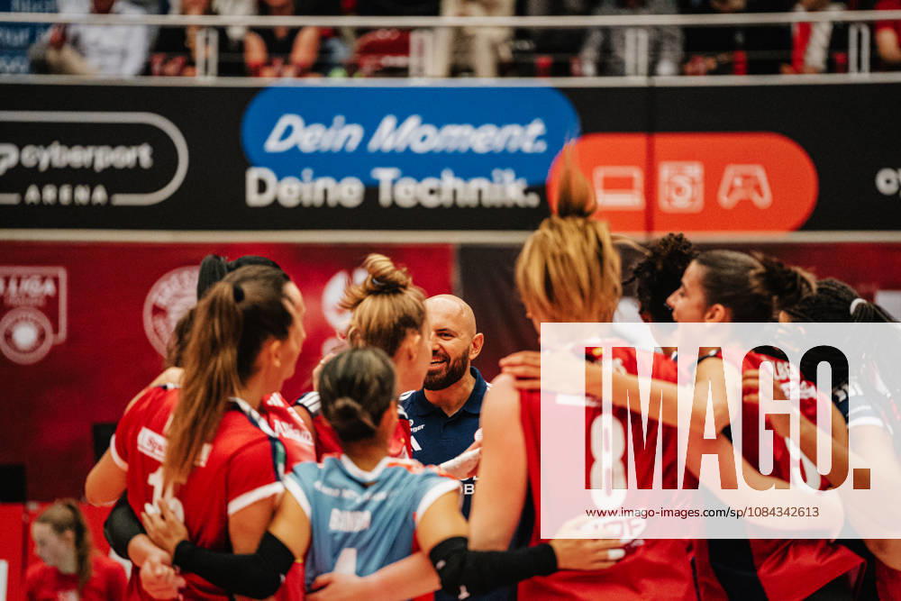 Im Bild: Allianz MTV Stuttgart feiert den Sieg gegen Dresden mit einem 3:0 10.10.2026, Dresdner SC - Allianz MTV Stuttgart, DEKRA 1. Bundesliga Frauen, Volleyball, Deutschland, Dresden, Cyberport Arena