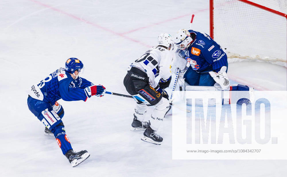Ice hockey, Eishockey National League Regular Season - ZSC Lions vs HC Frib Zurich, Switzerland, 10th Oct 2026: 40 Jonas Taibel (Fribourg) alone in front of goaltender 30 Simon Hrubec (ZSC Lions). 28 Jesper Fröden (ZSC Lions) is interfering.