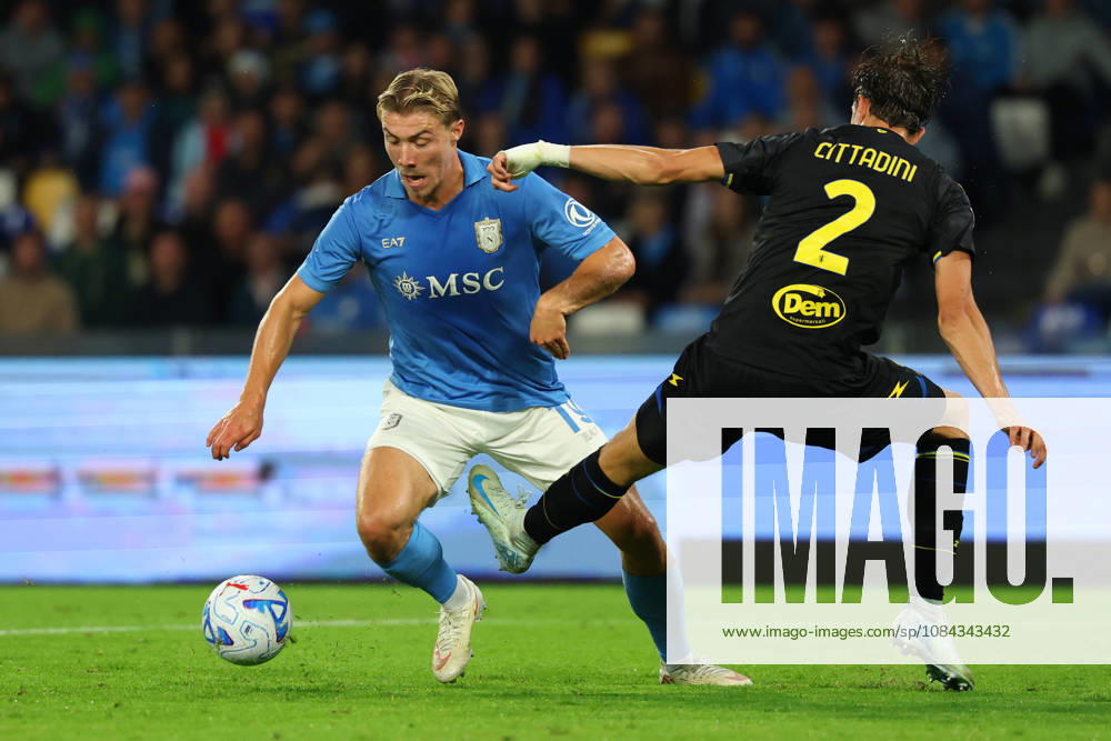 Napolis Rasmus Hojlund fights for the ball with Frosinone s Giorgio Cittadini during the Serie A soccer match between Napoli and Frosinone at the Diego Armando Maradona Stadium in Naples, southern italy - Sunday , October 10, 2026. - Soccer .