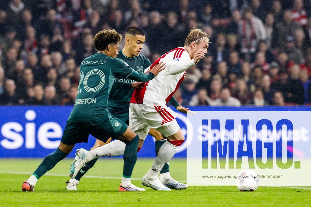 AMSTERDAM - (lr) Noà Lebreton of NEC Nijmegen, Julian Brandt of Ajax during the Dutch Eredivisie match between AFC Ajax and NEC Nijmegen at the Johan Cruijff ArenA on October 10, 2026 in Amsterdam, the Netherlands. MAURICE VAN STEEN ANP Eredivisie 2026 27 ANPxSportx IVx 572058804 originalFilename: 572058804