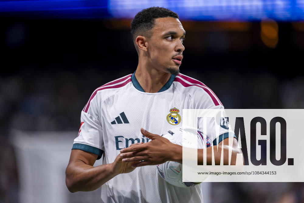 Real Madrid CF v Villarreal CF - LaLiga EA Sports 2026 27 Trent Alexander-Arnold of Real Madrid CF greets the fans during the LaLiga EA Sports football match between Real Madrid CF and Villarreal CF at Estadio Bernabeu on October 10, 2026 in Madrid, Spain. Madrid Estadio Bernabeu Madrid Spain
