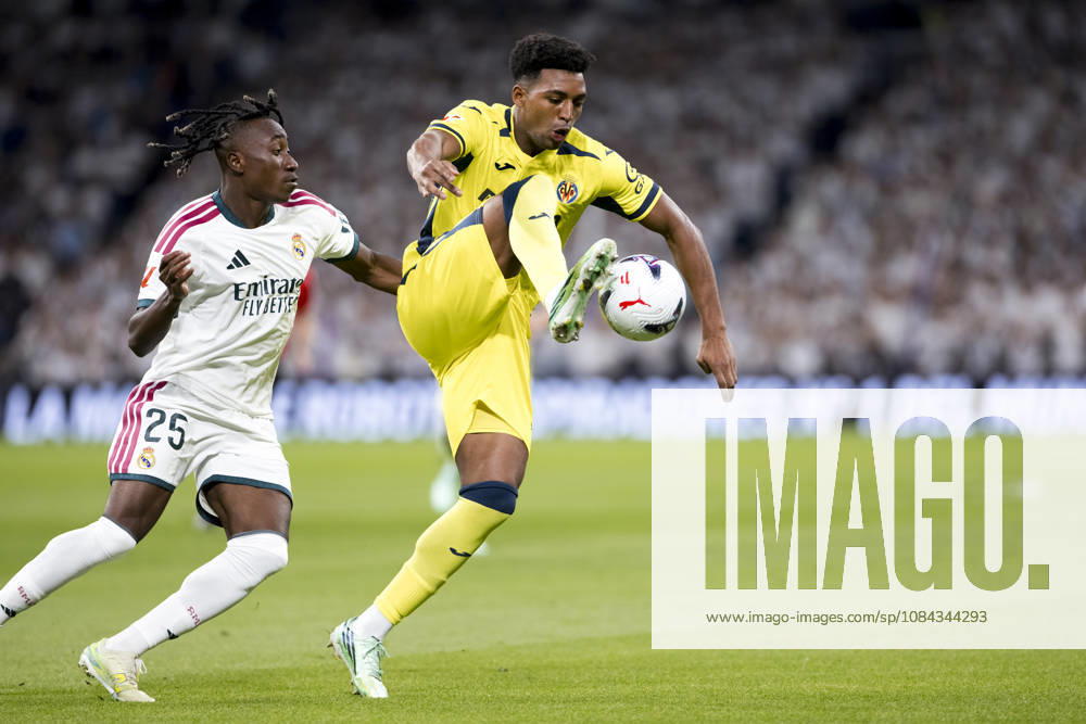 LA LIGA EA Sports - Real Madrid vs Villarreal MADRID, SPAIN - October 10:Alex Freeman of Villarreal controls the ball during the La Liga 2026 27 match between Real Madrid and Villarreal at Santiago Bernabeu Stadium. (Photo by Guille Martinez f22photo) Madrid Santiago Bernabeu Stadium Spain