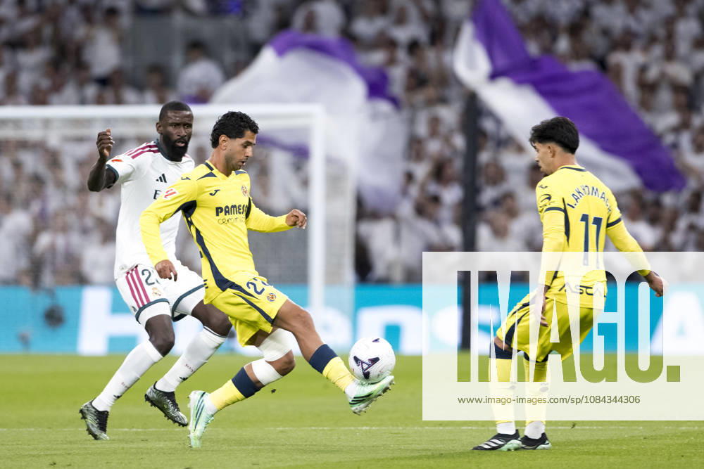 LA LIGA EA Sports - Real Madrid vs Villarreal MADRID, SPAIN - October 10:Ayoze Perez of Villarreal controls the ball during the La Liga 2026 27 match between Real Madrid and Villarreal at Santiago Bernabeu Stadium. (Photo by Guille Martinez f22photo) Madrid Santiago Bernabeu Stadium Spain