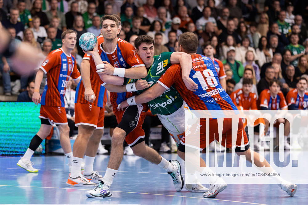 Elias NEWEL (FRISCH AUF! Goeppingen, 40) im Zweikampf gegen Nikola VLAHOVIC (SG BBM Bietigheim, 03) und Fabian WIEDERSTEIN (SG BBM Bietigheim, 18) GER, FRISCH AUF! Goeppingen vs. SG BBM Bietigheim, Handball, Bundesliga, OPEL HBL, 8. Spieltag, Spielzeit 2026 2027, 10.10.2026, GER, FRISCH AUF! Goeppingen vs. SG BBM Bietigheim, Handball, Bundesliga, OPEL HBL, 8. Spieltag, Spielzeit 2026 2027, 10.10.2026, Goeppingen