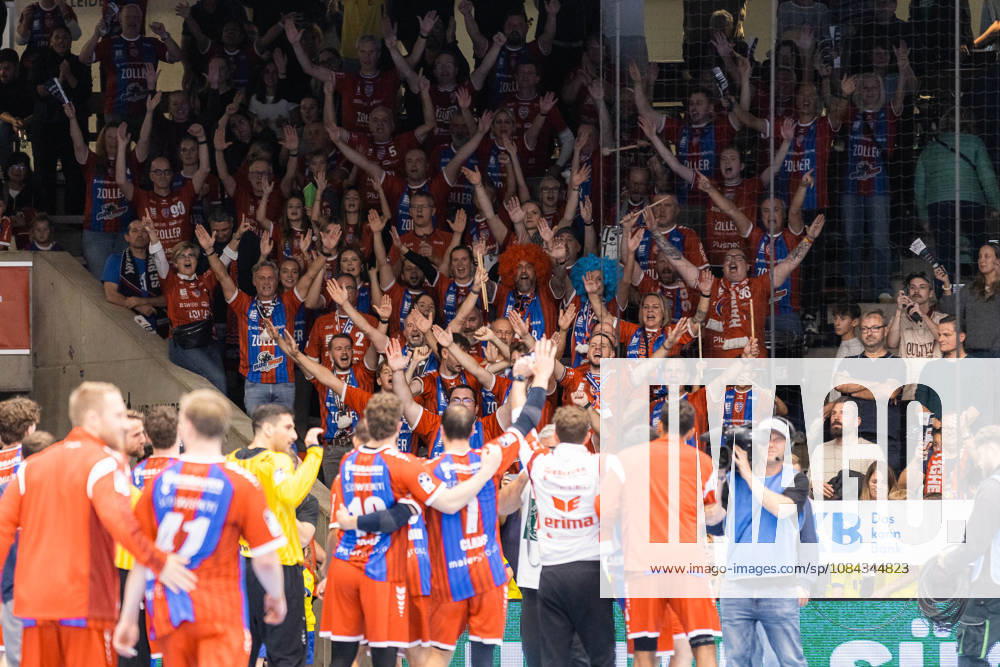 Die Bietigheimer Spieler jubeln nach dem Spiel ueber den Sieg mit den mitgereisten Fans, Auswaertssieg GER, FRISCH AUF! Goeppingen vs. SG BBM Bietigheim, Handball, Bundesliga, OPEL HBL, 8. Spieltag, Spielzeit 2026 2027, 10.10.2026, GER, FRISCH AUF! Goeppingen vs. SG BBM Bietigheim, Handball, Bundesliga, OPEL HBL, 8. Spieltag, Spielzeit 2026 2027, 10.10.2026, Goeppingen