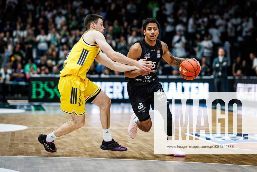 Eli Brooks (Gladiators Trier) im Zweikampf mit Jonas Mattisseck (Alba Berlin), Aktion Action Vet Concept Gladiators Trier vs Alba Berlin, Basketball, easyCredit BBL, 5. Spieltag, Saison 2026 2027, 10.10.2026 Vet Concept Gladiators Trier vs Alba Berlin, Basketball, easyCredit BBL, 5. Spieltag, Saison 2026 2027
