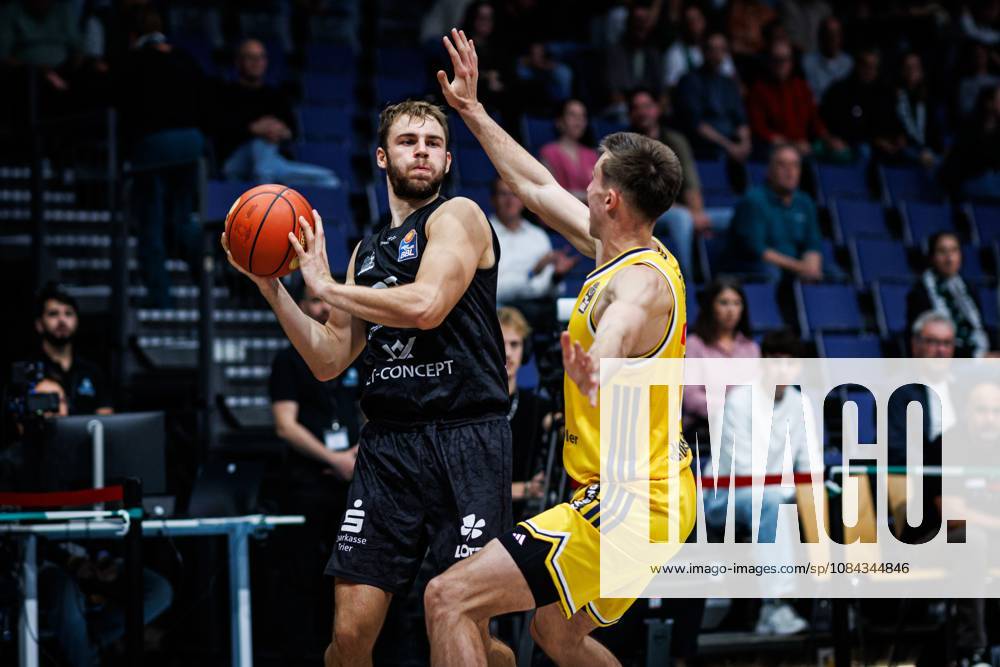 Moritz Krimmer (Gladiators Trier) im Zweikampf mit Joe Wieskamp (Alba Berlin), Aktion Action Vet Concept Gladiators Trier vs Alba Berlin, Basketball, easyCredit BBL, 5. Spieltag, Saison 2026 2027, 10.10.2026 Vet Concept Gladiators Trier vs Alba Berlin, Basketball, easyCredit BBL, 5. Spieltag, Saison 2026 2027