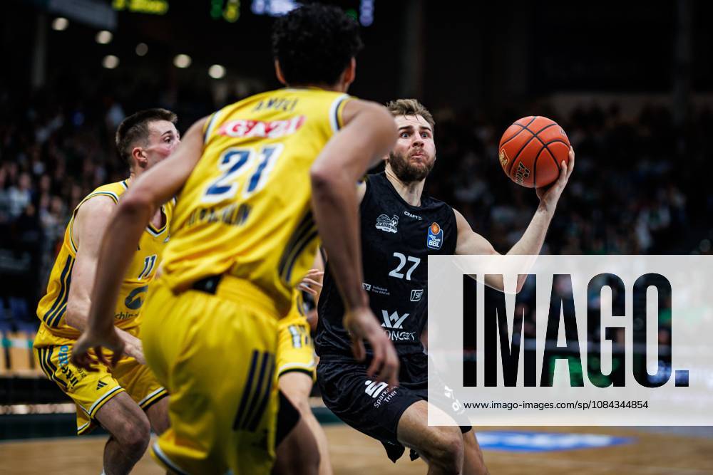 Moritz Krimmer (Gladiators Trier) im Zweikampf mit Joe Wieskamp (Alba Berlin) und Brandon Angel (Alba Berlin), Aktion Action Vet Concept Gladiators Trier vs Alba Berlin, Basketball, easyCredit BBL, 5. Spieltag, Saison 2026 2027, 10.10.2026 Vet Concept Gladiators Trier vs Alba Berlin, Basketball, easyCredit BBL, 5. Spieltag, Saison 2026 2027