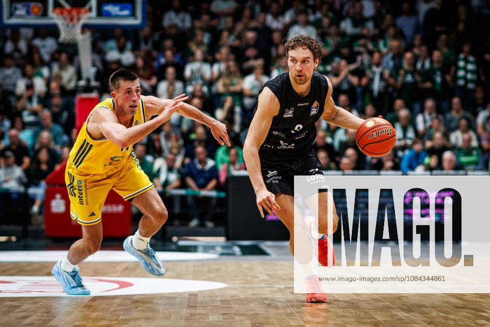 Marco Hollersbacher (Gladiators Trier) im Zweikampf mit Joe Wieskamp (Alba Berlin), Aktion Action Vet Concept Gladiators Trier vs Alba Berlin, Basketball, easyCredit BBL, 5. Spieltag, Saison 2026 2027, 10.10.2026 Vet Concept Gladiators Trier vs Alba Berlin, Basketball, easyCredit BBL, 5. Spieltag, Saison 2026 2027