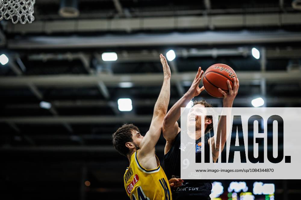 Marco Hollersbacher (Gladiators Trier) im Zweikampf mit Julius Boehmer (Alba Berlin), Aktion Action Vet Concept Gladiators Trier vs Alba Berlin, Basketball, easyCredit BBL, 5. Spieltag, Saison 2026 2027, 10.10.2026 Vet Concept Gladiators Trier vs Alba Berlin, Basketball, easyCredit BBL, 5. Spieltag, Saison 2026 2027