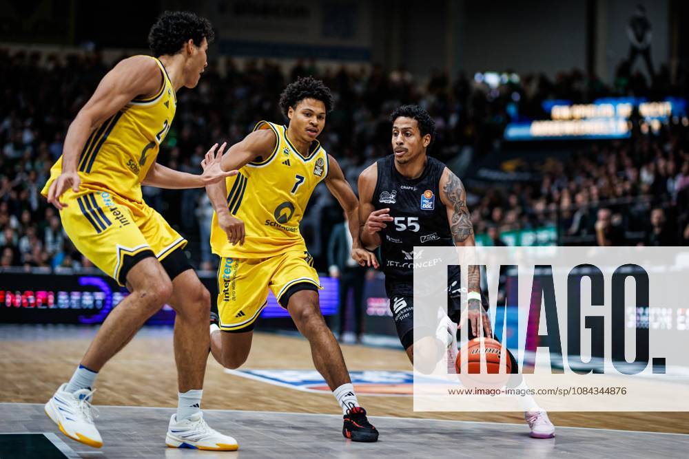Eli Brooks (Gladiators Trier) im Zweikampf mit Brandon Angel (Alba Berlin) und Jack Kayil (Alba Berlin), Aktion Action Vet Concept Gladiators Trier vs Alba Berlin, Basketball, easyCredit BBL, 5. Spieltag, Saison 2026 2027, 10.10.2026 Vet Concept Gladiators Trier vs Alba Berlin, Basketball, easyCredit BBL, 5. Spieltag, Saison 2026 2027