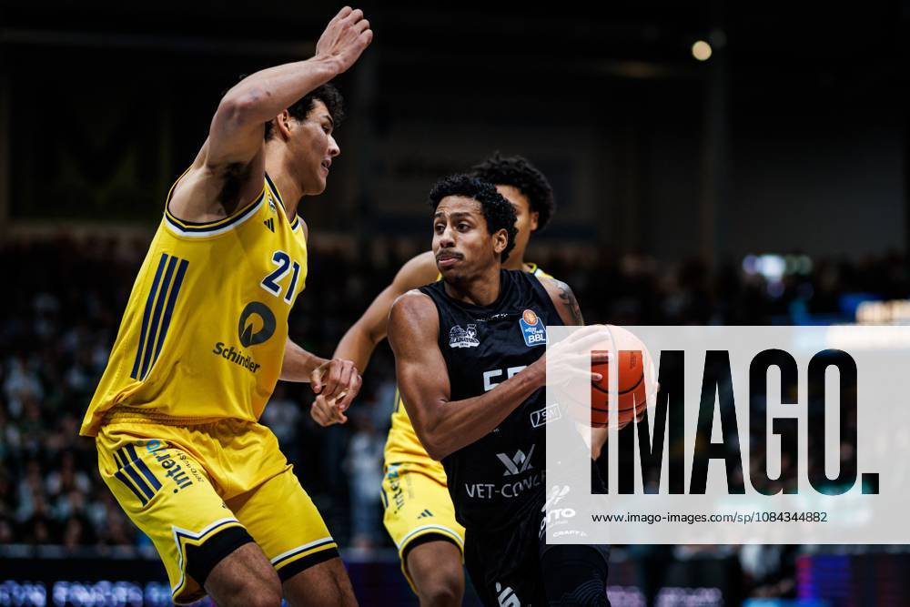Eli Brooks (Gladiators Trier) im Zweikampf mit Brandon Angel (Alba Berlin) und Jack Kayil (Alba Berlin), Aktion Action Vet Concept Gladiators Trier vs Alba Berlin, Basketball, easyCredit BBL, 5. Spieltag, Saison 2026 2027, 10.10.2026 Vet Concept Gladiators Trier vs Alba Berlin, Basketball, easyCredit BBL, 5. Spieltag, Saison 2026 2027