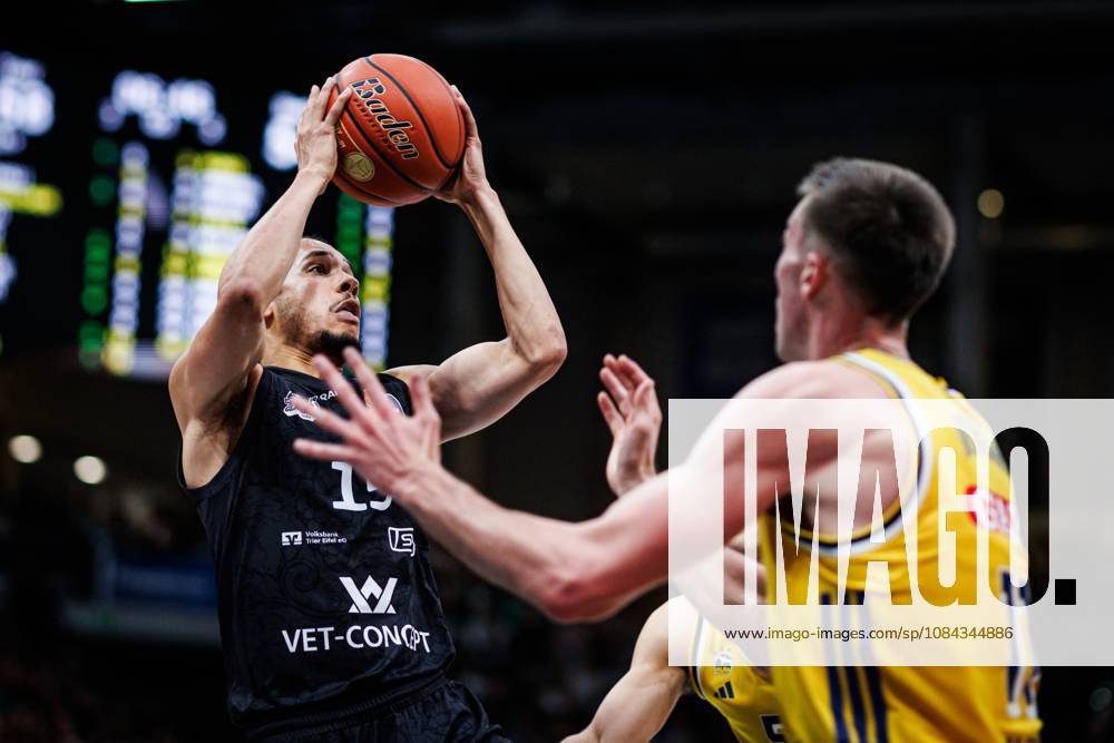 Jordan Roland (Gladiators Trier) im Zweikampf mit Joe Wieskamp (Alba Berlin), Aktion Action Vet Concept Gladiators Trier vs Alba Berlin, Basketball, easyCredit BBL, 5. Spieltag, Saison 2026 2027, 10.10.2026 Vet Concept Gladiators Trier vs Alba Berlin, Basketball, easyCredit BBL, 5. Spieltag, Saison 2026 2027