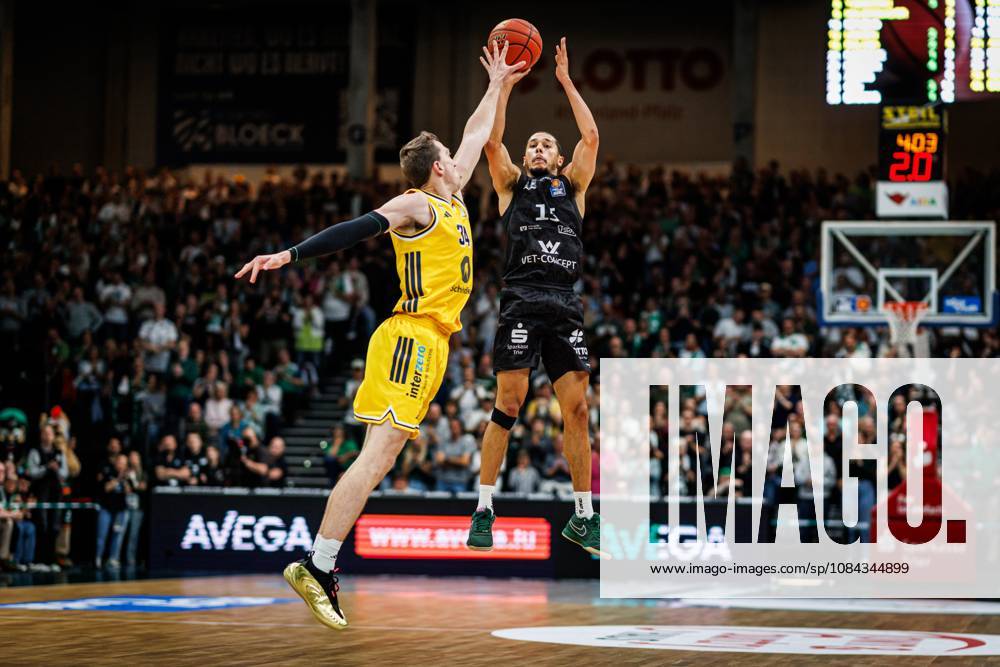 Jordan Roland (Gladiators Trier) im Zweikampf mit Justin Bean (Alba Berlin), Aktion Action Vet Concept Gladiators Trier vs Alba Berlin, Basketball, easyCredit BBL, 5. Spieltag, Saison 2026 2027, 10.10.2026 Vet Concept Gladiators Trier vs Alba Berlin, Basketball, easyCredit BBL, 5. Spieltag, Saison 2026 2027