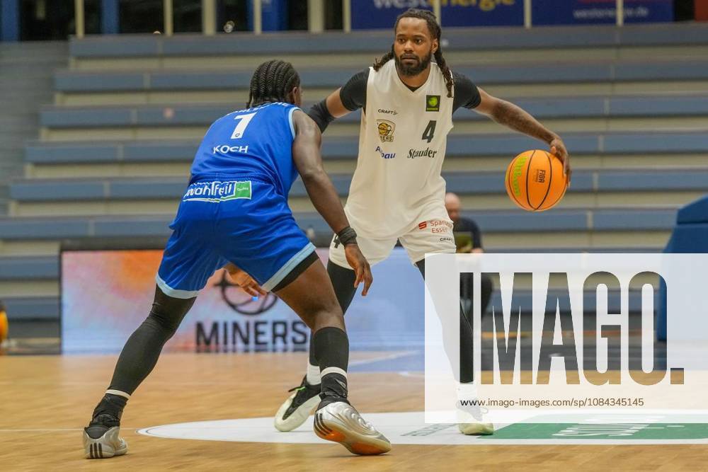 Quashawn Tyrese Lane (ETB Miners) gegen Wesley Chima Oba (Lions). Das Spiel der 2. Bundesliga ProA am 10.10. 2026, ETB Miners gegen die PS Karlsruhe LIONS, endete in der Sporthalle Am Hallo, Ernestinenstraße 57 mit X:X. Michael Gohl FUNKE Foto Services Deutschland Nordrhein-Westfalen Essen