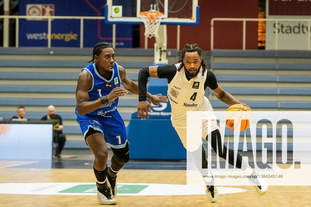 Quashawn Tyrese Lane (ETB Miners) gegen Wesley Chima Oba (Lions). Das Spiel der 2. Bundesliga ProA am 10.10. 2026, ETB Miners gegen die PS Karlsruhe LIONS, endete in der Sporthalle Am Hallo, Ernestinenstraße 57 mit X:X. Michael Gohl FUNKE Foto Services Deutschland Nordrhein-Westfalen Essen