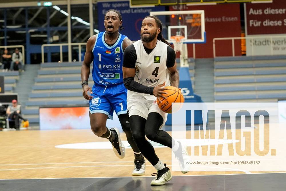 Quashawn Tyrese Lane (ETB Miners) gegen Wesley Chima Oba (Lions). Das Spiel der 2. Bundesliga ProA am 10.10. 2026, ETB Miners gegen die PS Karlsruhe LIONS, endete in der Sporthalle Am Hallo, Ernestinenstraße 57 mit X:X. Michael Gohl FUNKE Foto Services Deutschland Nordrhein-Westfalen Essen
