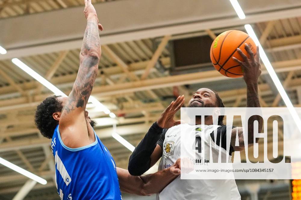 Quashawn Tyrese Lane (ETB Miners) gegen Jason George (Lions). Das Spiel der 2. Bundesliga ProA am 10.10. 2026, ETB Miners gegen die PS Karlsruhe LIONS, endete in der Sporthalle Am Hallo, Ernestinenstraße 57 mit X:X. Michael Gohl FUNKE Foto Services Deutschland Nordrhein-Westfalen Essen