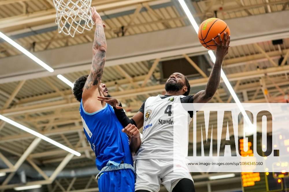 Quashawn Tyrese Lane (ETB Miners) gegen Jason George (Lions). Das Spiel der 2. Bundesliga ProA am 10.10. 2026, ETB Miners gegen die PS Karlsruhe LIONS, endete in der Sporthalle Am Hallo, Ernestinenstraße 57 mit X:X. Michael Gohl FUNKE Foto Services Deutschland Nordrhein-Westfalen Essen
