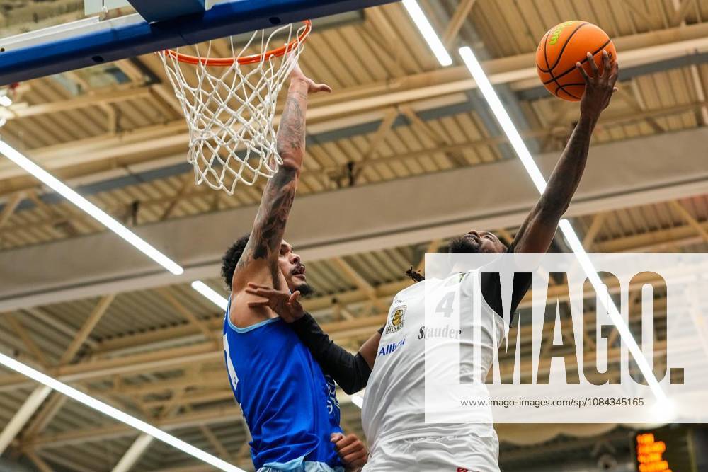 Quashawn Tyrese Lane (ETB Miners) gegen Jason George (Lions). Das Spiel der 2. Bundesliga ProA am 10.10. 2026, ETB Miners gegen die PS Karlsruhe LIONS, endete in der Sporthalle Am Hallo, Ernestinenstraße 57 mit X:X. Michael Gohl FUNKE Foto Services Deutschland Nordrhein-Westfalen Essen