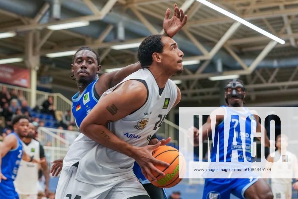 Jackson Price-Townsend (ETB Miners) gegen Noah Koch (Lions). Das Spiel der 2. Bundesliga ProA am 10.10. 2026, ETB Miners gegen die PS Karlsruhe LIONS, endete in der Sporthalle Am Hallo, Ernestinenstraße 57 mit X:X. Michael Gohl FUNKE Foto Services Deutschland Nordrhein-Westfalen Essen