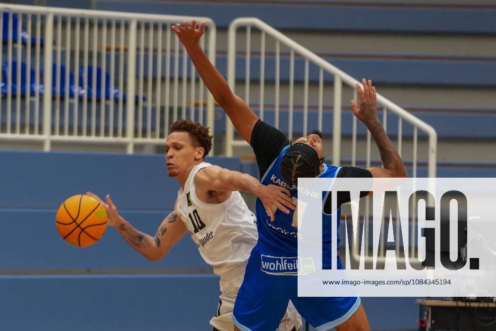 Isaiah Jevon Sanders (ETB Miners) gegen Jason George (Lions). Das Spiel der 2. Bundesliga ProA am 10.10. 2026, ETB Miners gegen die PS Karlsruhe LIONS, endete in der Sporthalle Am Hallo, Ernestinenstraße 57 mit X:X. Michael Gohl FUNKE Foto Services Deutschland Nordrhein-Westfalen Essen