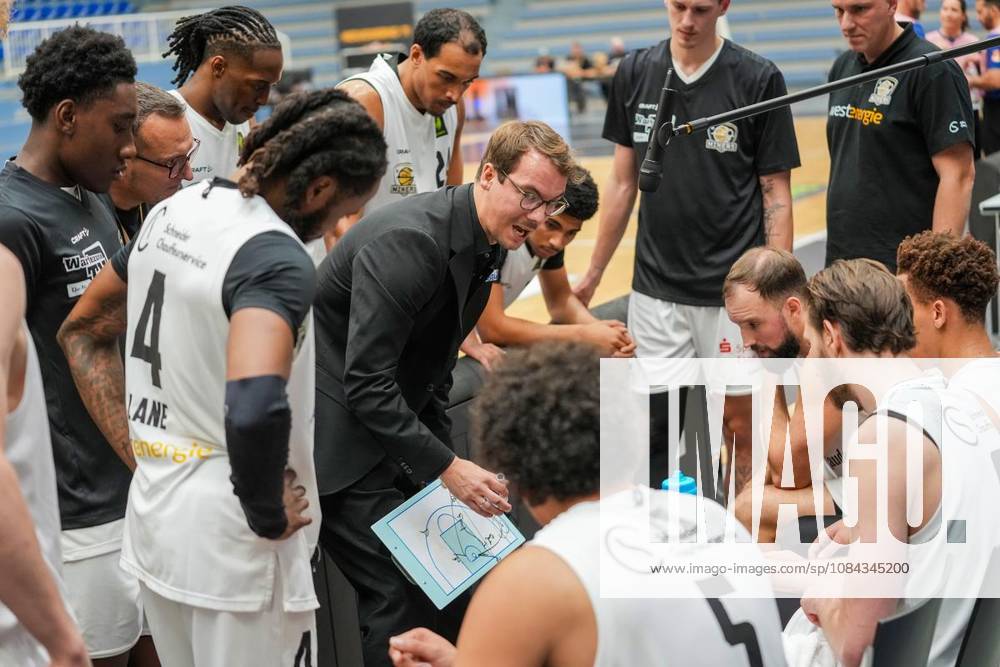 Trainer Lars Wendt (ETB Miners). Das Spiel der 2. Bundesliga ProA am 10.10. 2026, ETB Miners gegen die PS Karlsruhe LIONS, endete in der Sporthalle Am Hallo, Ernestinenstraße 57 mit X:X. Michael Gohl FUNKE Foto Services Deutschland Nordrhein-Westfalen Essen