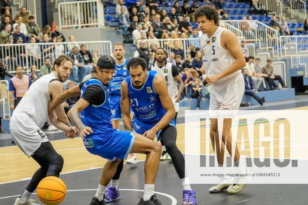 Craig Moller und Benjamin Uzoma (ETB Miners) gegen Jason George und Robert Jones (Lions). Das Spiel der 2. Bundesliga ProA am 10.10. 2026, ETB Miners gegen die PS Karlsruhe LIONS, endete in der Sporthalle Am Hallo, Ernestinenstraße 57 mit X:X. Michael Gohl FUNKE Foto Services Deutschland Nordrhein-Westfalen Essen