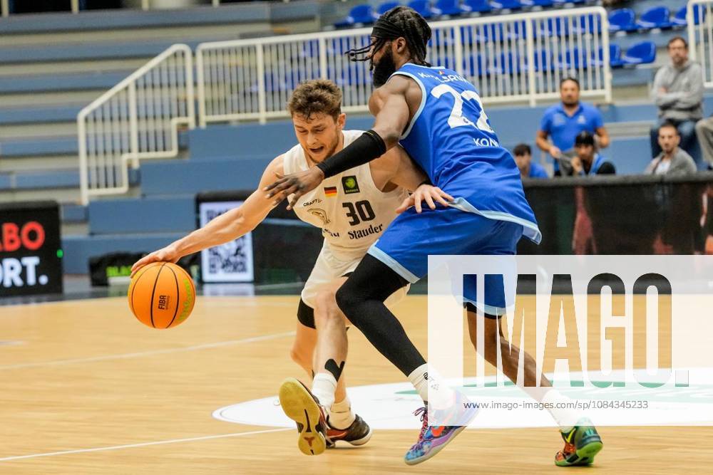 Marc William Friederici (ETB Miners) gegen Bazoumana Kone (Lions). Das Spiel der 2. Bundesliga ProA am 10.10. 2026, ETB Miners gegen die PS Karlsruhe LIONS, endete in der Sporthalle Am Hallo, Ernestinenstraße 57 mit X:X. Michael Gohl FUNKE Foto Services Deutschland Nordrhein-Westfalen Essen