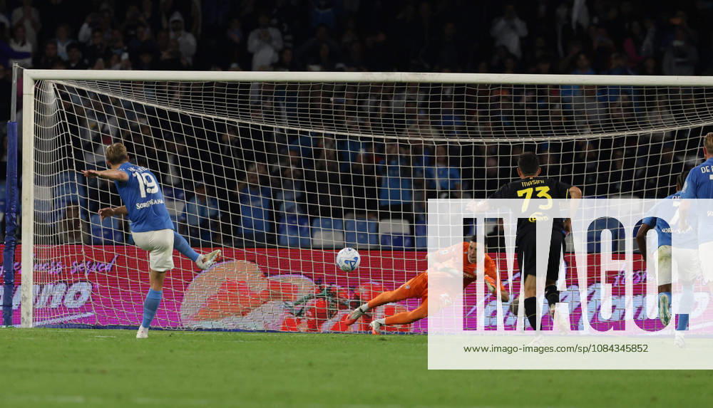 Rasmus Hojlund of SSC Napoli -Lorenzo Palmisani of FC Frosinone during the 2026 27 Serie A match between SSC Napoli and FC Frosinone, played on October 10, 2026, at the Stadio Diego Armando Maradona in Naples Napoli ITALIA - ZUMAs236 20261010_aap_s236_028