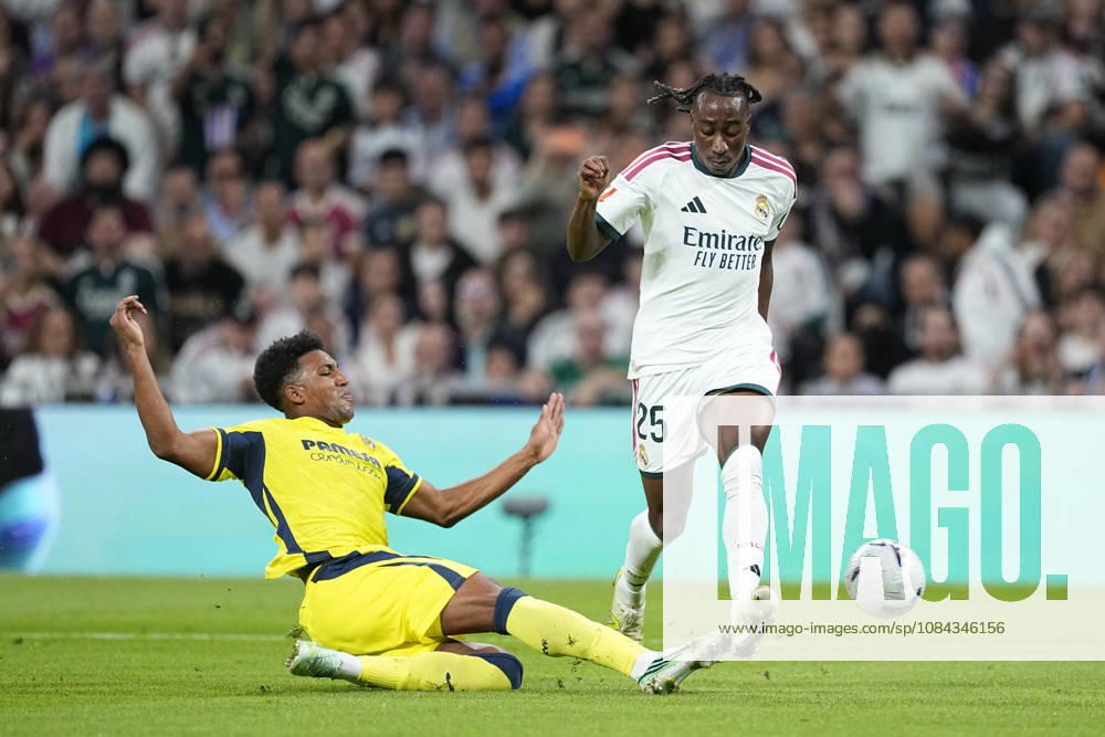 Yan Diomande of Real Madrid CF fights the ball against Alex Freeman of Villarreal CF during the Spanish League, LaLiga EA Sports, football match between Real Madrid and Villarreal CF at Bernabeu stadium on October 10, 2026, in Madrid, Spain. Real Madrid V Villarreal CF - LaLiga EA Sports - ZUMAa181 20261010_zaa_a181_145