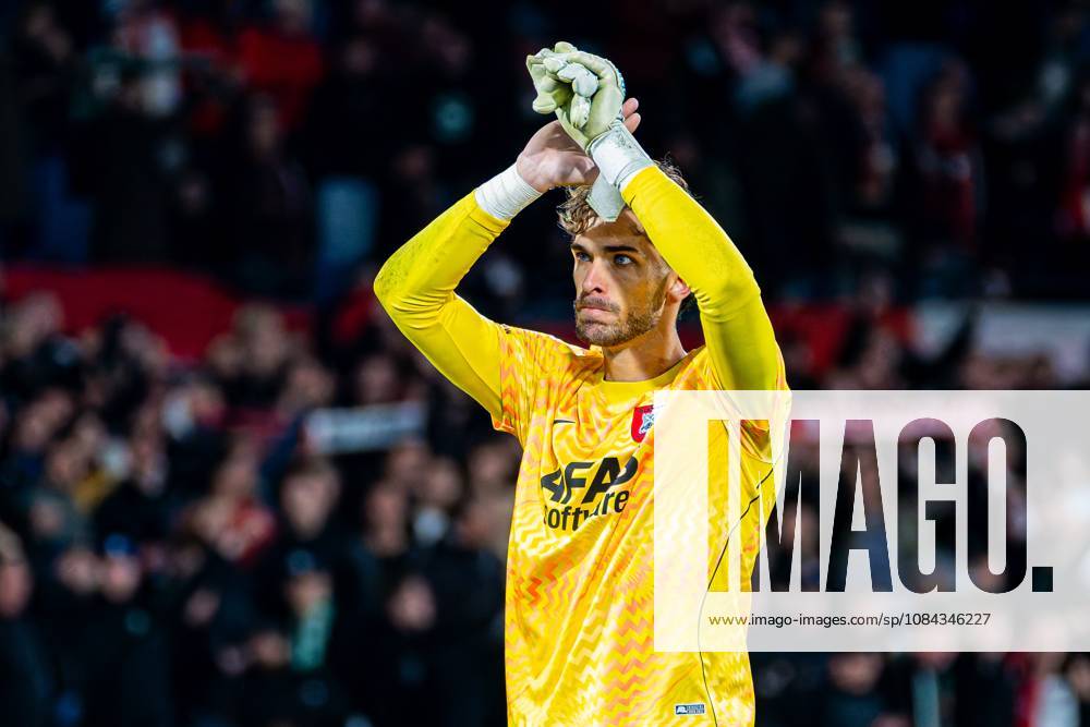 ROTTERDAM - AZ Alkmaar goalkeeper Jari De Busser thanks the supporters for their support after the Eredivisie match between Feyenoord and AZ Alkmaar at Stadion Feijenoord on October 10, 2026, in Rotterdam, the Netherlands. KEVIN SENDERS ANP Eredivisie 2026 27 ANPxSportx xMarcelxterxBalsxIVx 572060845 originalFilename: 572060845