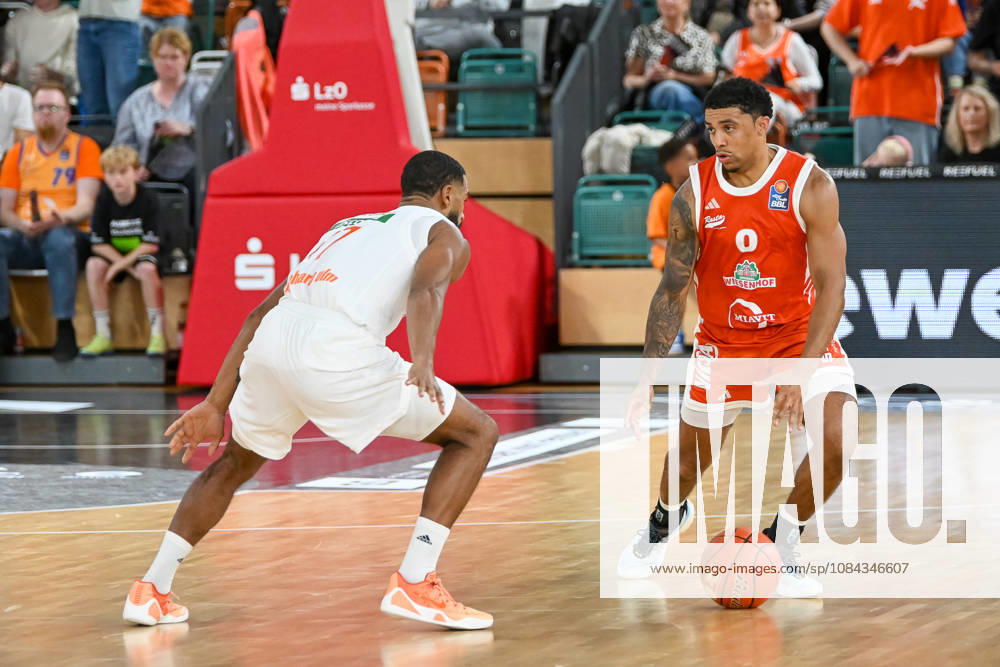 Dmitrik Trice (RASTA Vechta, 00) am Ball gegen Marvin Heckel (ratiopharm Ulm, 47) RASTA Vechta vs. ratiopharm Ulm, easyCredit Basketball Bundesliga, 5. Spieltag, Saison 2026 2027, 10.10.2026, RASTA Vechta vs. ratiopharm Ulm, easyCredit Basketball Bundesliga, 5. Spieltag, Saison 2026 2027, 10.10.2026 Vechta