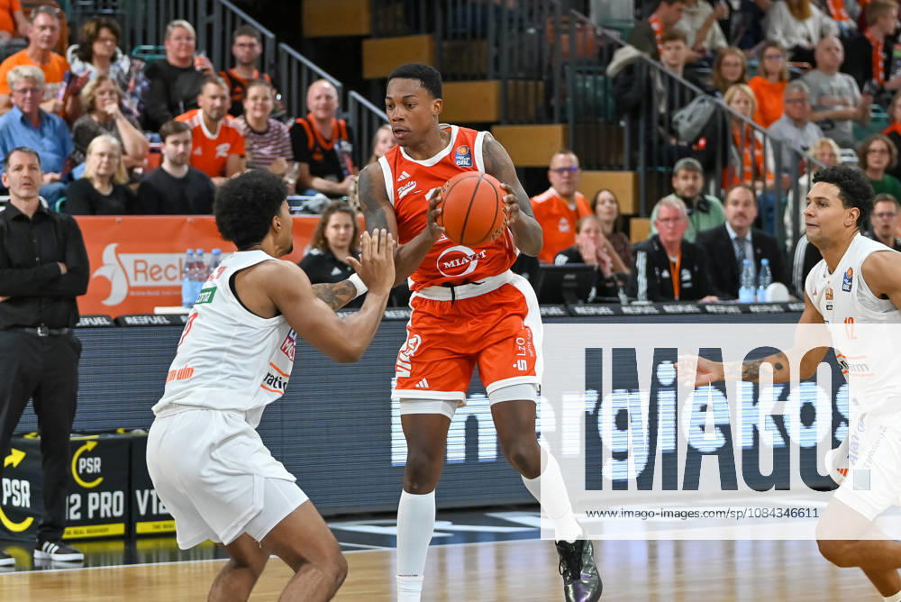 Justin Edler-Davies (RASTA Vechta, 10) am Ball im Duell mit Ibi Watson (ratiopharm Ulm, 02) RASTA Vechta vs. ratiopharm Ulm, easyCredit Basketball Bundesliga, 5. Spieltag, Saison 2026 2027, 10.10.2026, RASTA Vechta vs. ratiopharm Ulm, easyCredit Basketball Bundesliga, 5. Spieltag, Saison 2026 2027, 10.10.2026 Vechta