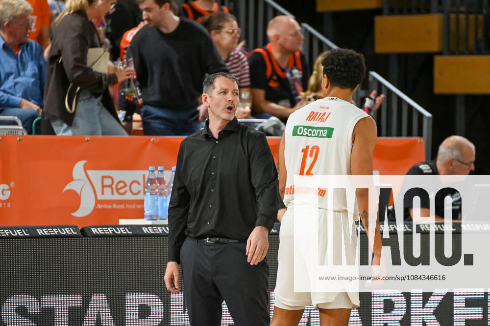 Ty Harrelson (ratiopharm Ulm, Coach) im Gespraech mit Micheal Rataj (ratiopharm Ulm, 12) RASTA Vechta vs. ratiopharm Ulm, easyCredit Basketball Bundesliga, 5. Spieltag, Saison 2026 2027, 10.10.2026, RASTA Vechta vs. ratiopharm Ulm, easyCredit Basketball Bundesliga, 5. Spieltag, Saison 2026 2027, 10.10.2026 Vechta