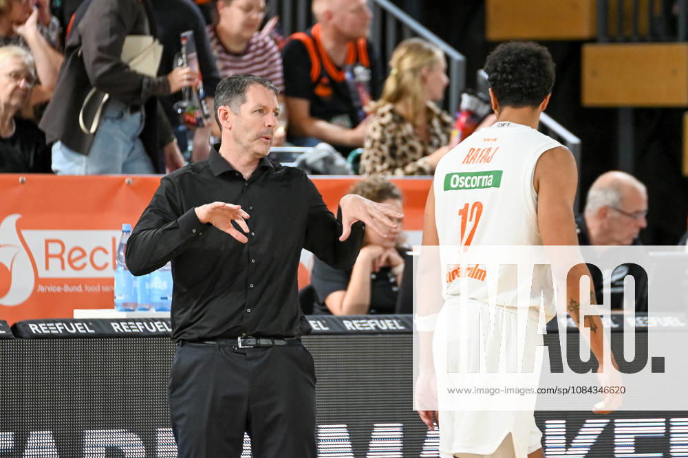 Ty Harrelson (ratiopharm Ulm, Coach) im Gespraech mit Micheal Rataj (ratiopharm Ulm, 12) RASTA Vechta vs. ratiopharm Ulm, easyCredit Basketball Bundesliga, 5. Spieltag, Saison 2026 2027, 10.10.2026, RASTA Vechta vs. ratiopharm Ulm, easyCredit Basketball Bundesliga, 5. Spieltag, Saison 2026 2027, 10.10.2026 Vechta