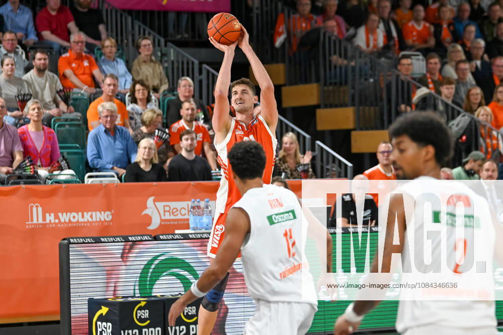 Tibor Pleiss (RASTA Vechta, 21) wirft RASTA Vechta vs. ratiopharm Ulm, easyCredit Basketball Bundesliga, 5. Spieltag, Saison 2026 2027, 10.10.2026, RASTA Vechta vs. ratiopharm Ulm, easyCredit Basketball Bundesliga, 5. Spieltag, Saison 2026 2027, 10.10.2026 Vechta