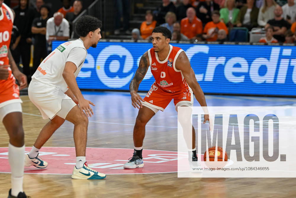 Dmitrik Trice (RASTA Vechta, 00) am Ball gegen Adam Atamna (ratiopharm Ulm, 00) RASTA Vechta vs. ratiopharm Ulm, easyCredit Basketball Bundesliga, 5. Spieltag, Saison 2026 2027, 10.10.2026, RASTA Vechta vs. ratiopharm Ulm, easyCredit Basketball Bundesliga, 5. Spieltag, Saison 2026 2027, 10.10.2026 Vechta